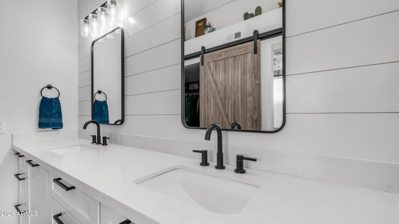 1045 E Sunburst Ln (6)