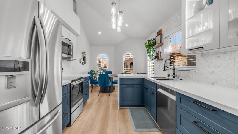 1045 E Sunburst Ln (8)