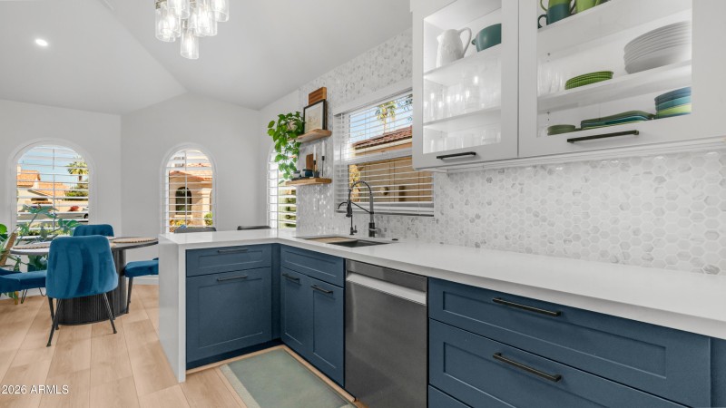 1045 E Sunburst Ln (9)