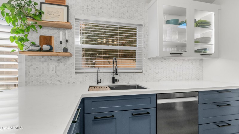 1045 E Sunburst Ln (12)