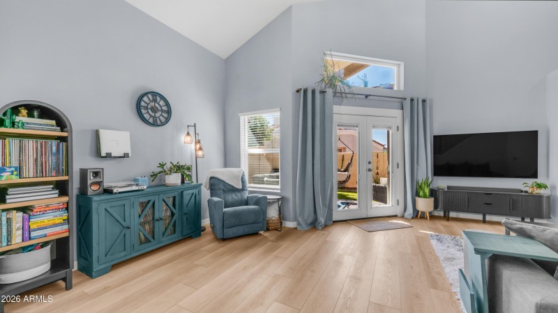 1045 E Sunburst Ln (16)