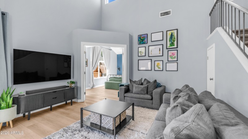 1045 E Sunburst Ln (18)