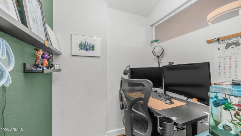 1045 E Sunburst Ln (24)