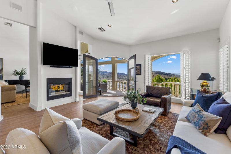 1455 E Victor Hugo Ave------17_