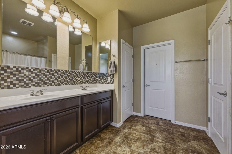 17-web-or-mls-21368 N Cecil Ct-17