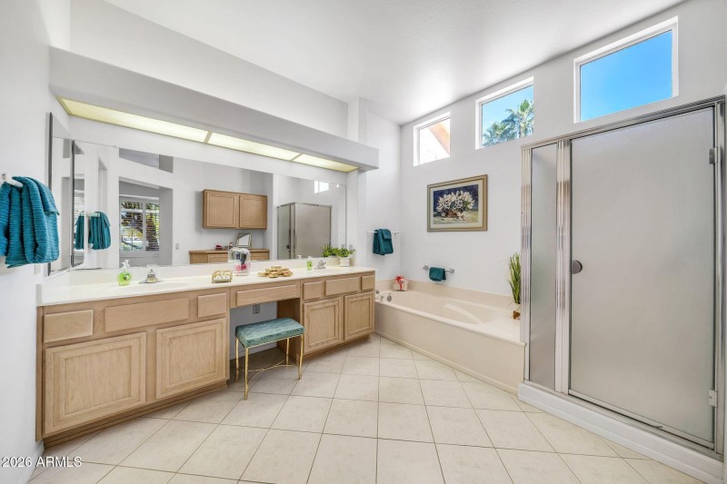 TUB/SHOWER/DOUBLE SINKS