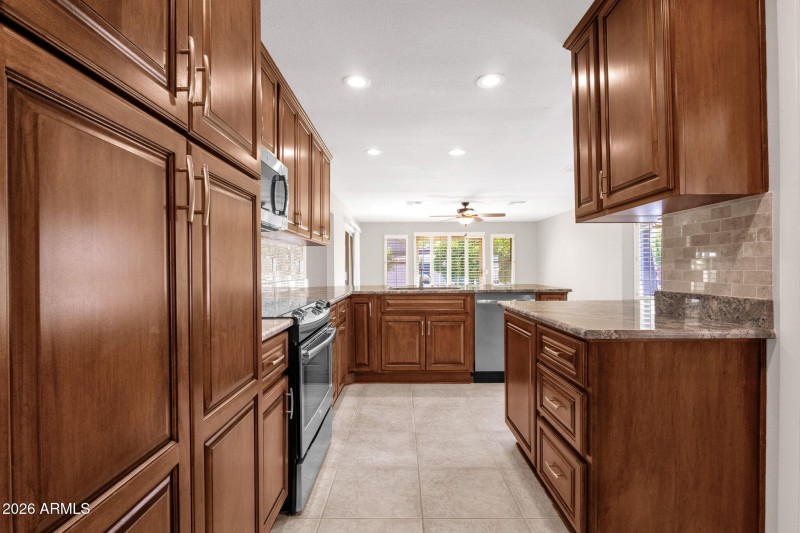 11-web-or-mls-19041-n-lakeforest-dr