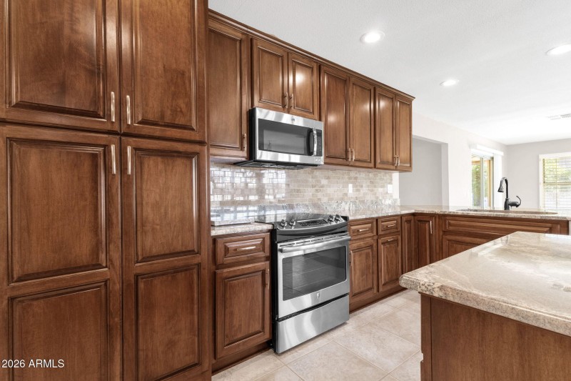 12-web-or-mls-19041-n-lakeforest-dr