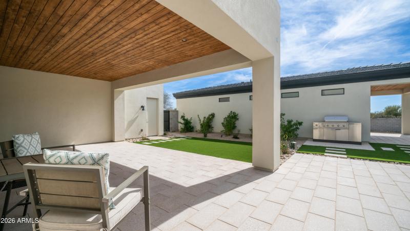 31388 Daylight Exterior Photos-12