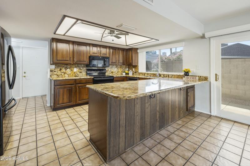 Peninsula w/breakfast bar