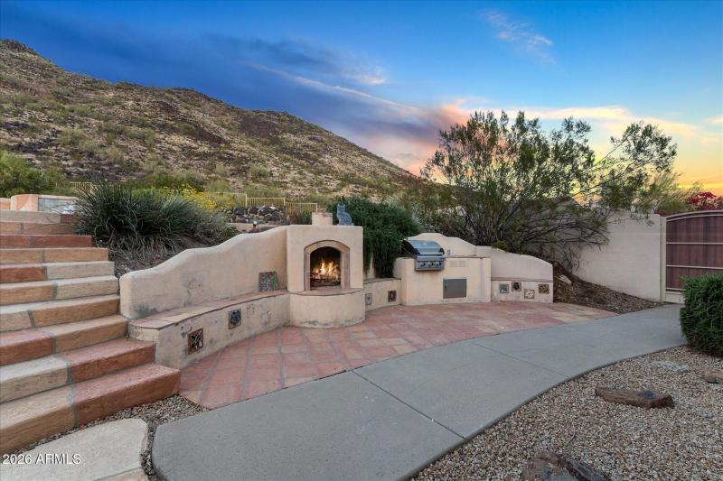 Outdoor fireplace seating