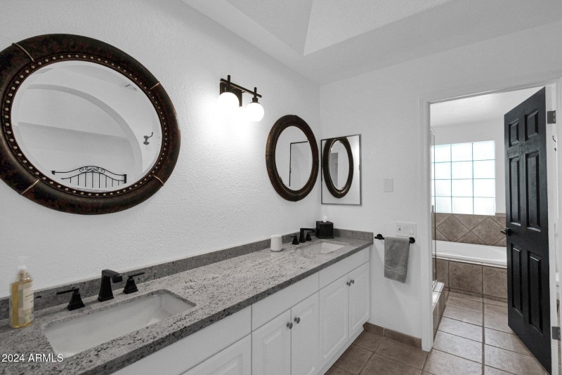 10460 E Fanfol Lane, Master Bathroom 2