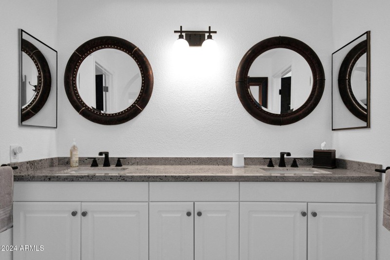 10460 E Fanfol Lane, Master Bathroom