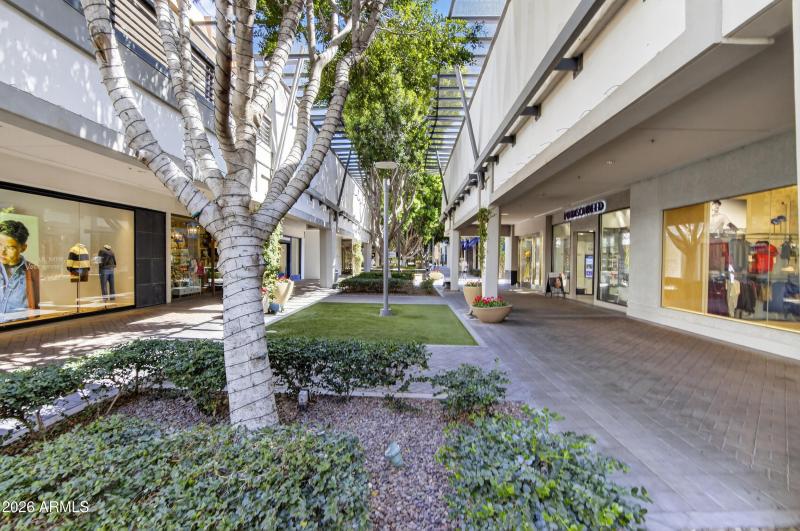 3 min drive to Biltmore Fashion Park