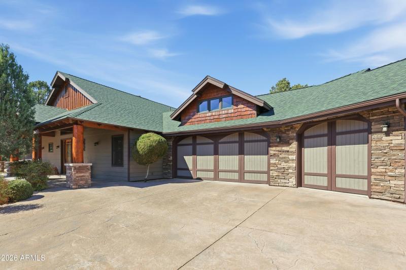 Large 3-Car Garage (1)