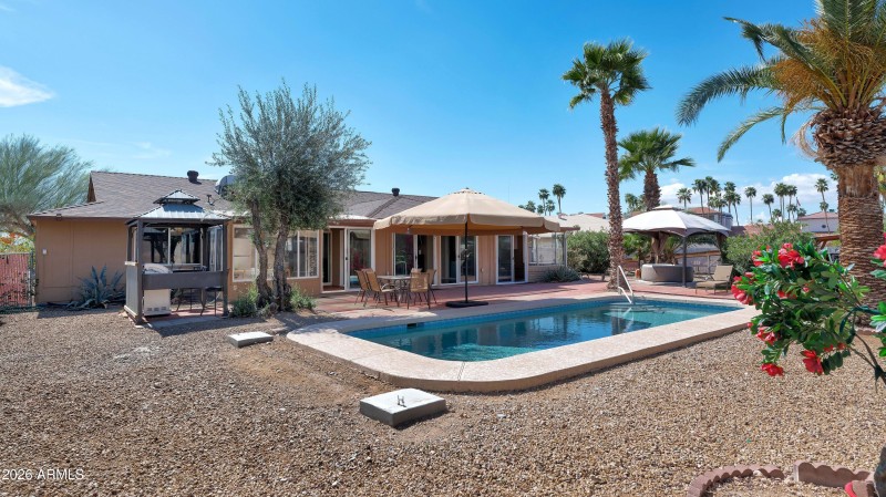 BACKYARD WITH LOTS OF SPACE