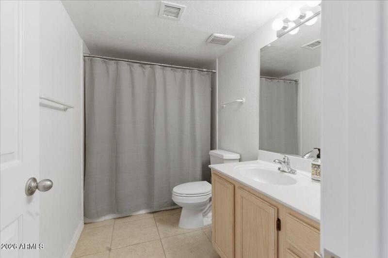 Hall Bath w/ Tub/Shower Combo