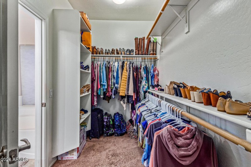 walk in closet 2024033000461698494000000