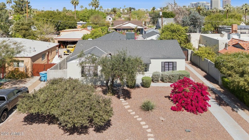 Easy-care front landscape