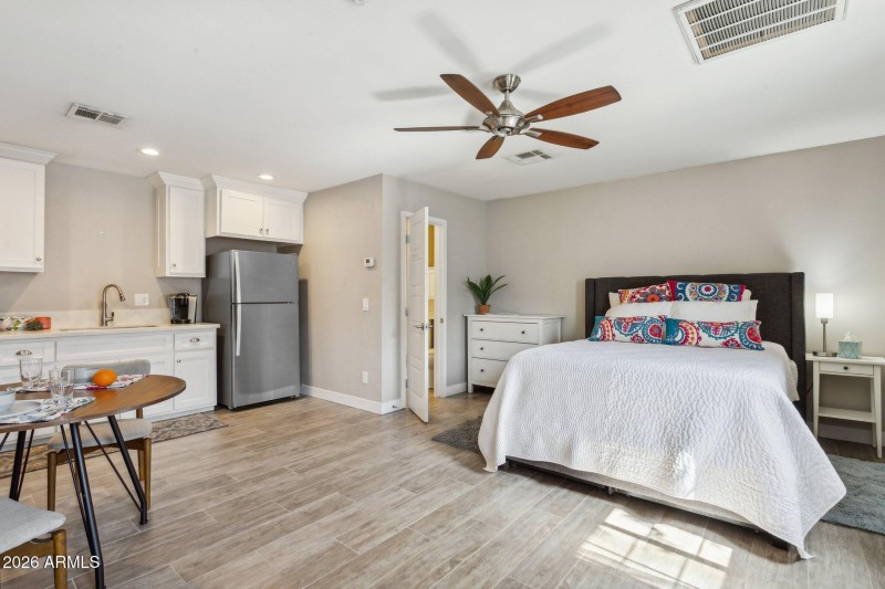 Fully kitchen, bedroom and bath