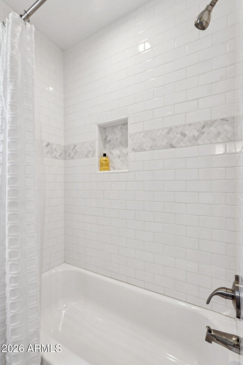 Classic tiled shower/tub in hall bath