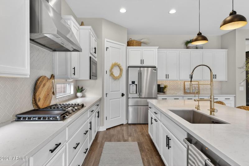 16-web-or-mls-46E Austin Dr