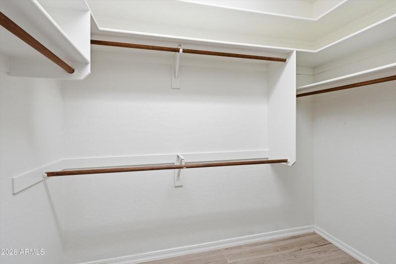 25-Walk-in Closet