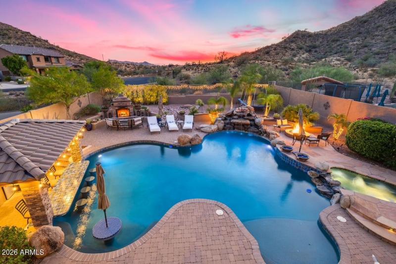 Huge pool & gorgeous views!