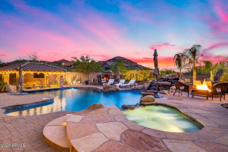 Huge pool & gorgeous views!