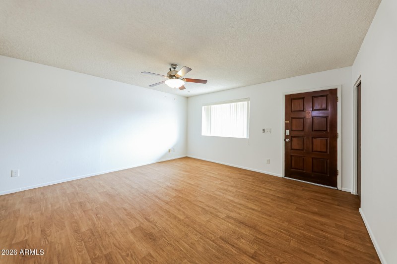 6-photo-Living-Room-83feaeb8-7845-4a71-9