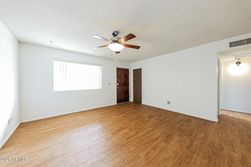 8-photo-Living-Room-8eef2658-2641-43a3-8