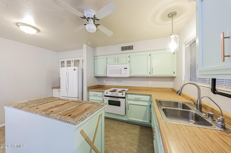 14-photo-Kitchen-269bc99d-3328-47b2-b85b