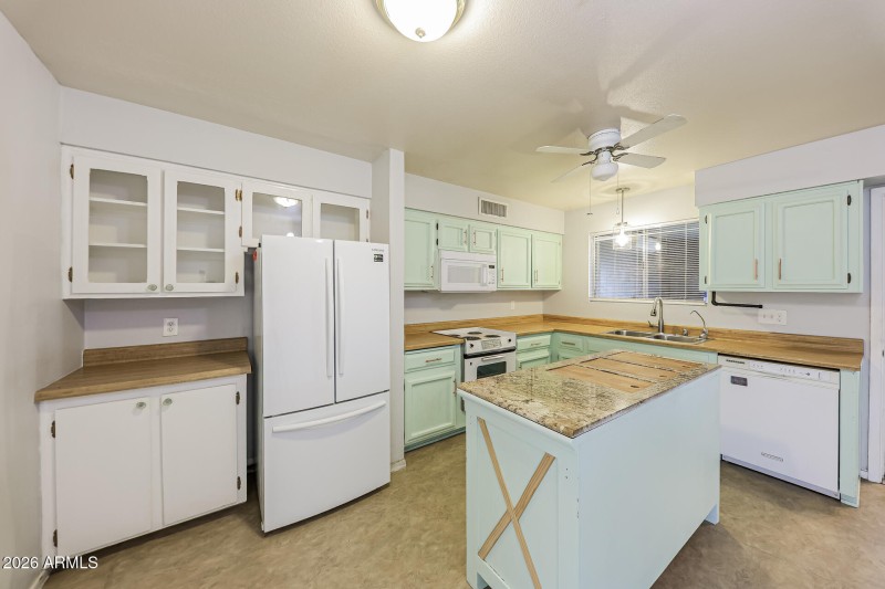 18-photo-Kitchen-407b5772-0220-4beb-881b