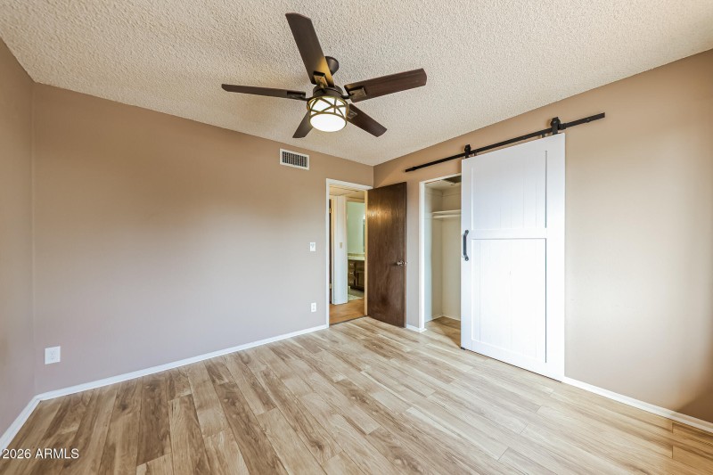 44-photo-Bedroom-9a919b39-9ef5-410d-bd0d