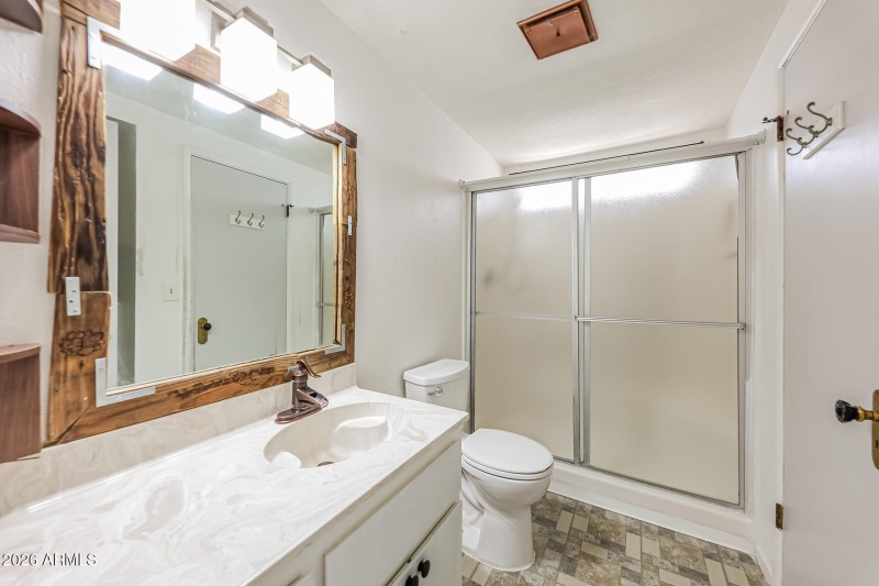 46-photo-Bathroom-03685852-b790-4c1e-b6e