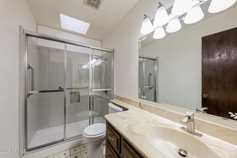 48-photo-Bathroom-fb97d866-ef23-433a-949