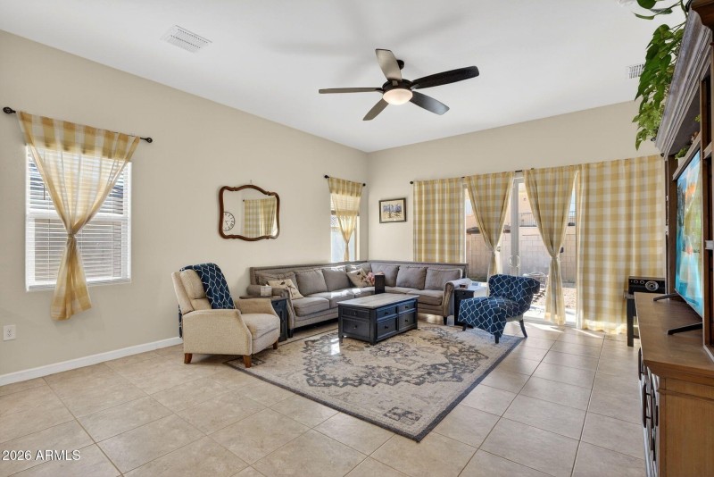 4-web-or-mls-29W Earll Dr