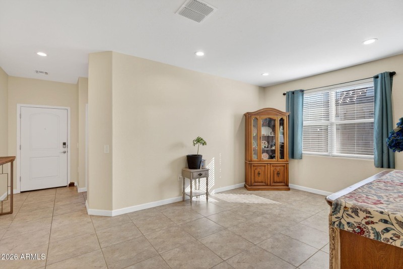 14-web-or-mls-07W Earll Dr