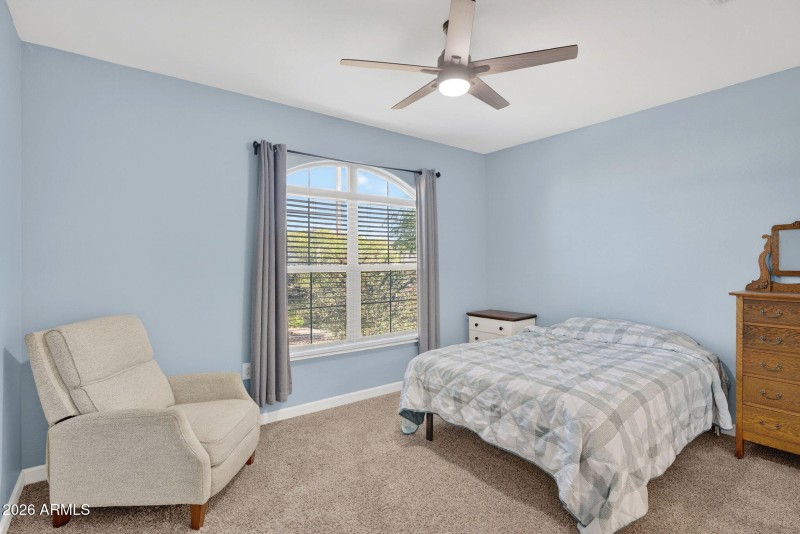 25-web-or-mls-03W Earll Dr