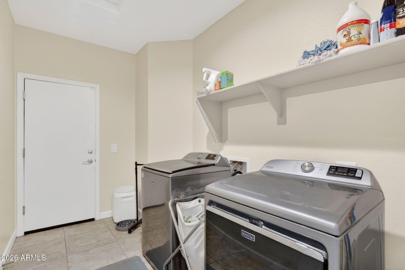 33-web-or-mls-08W Earll Dr