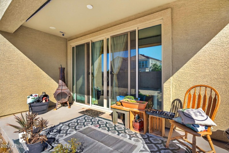 40-web-or-mls-35W Earll Dr