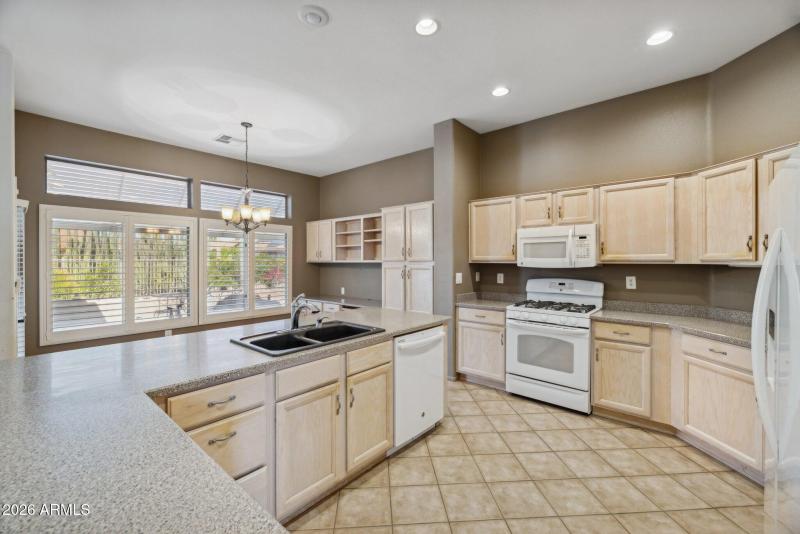 24-web-or-mls-22108-n-veterans-dr