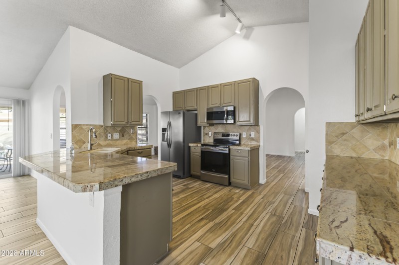 Kitchen w/Breakfast Bar