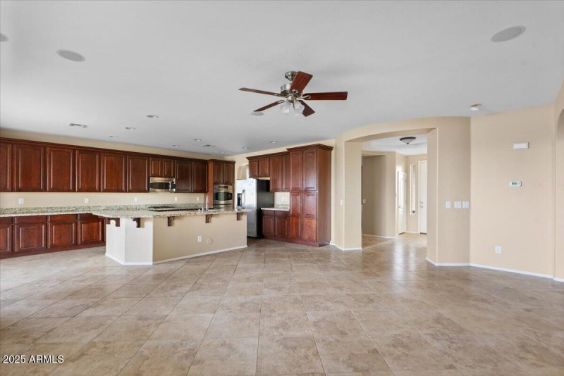 08-Living Room & Kitchen