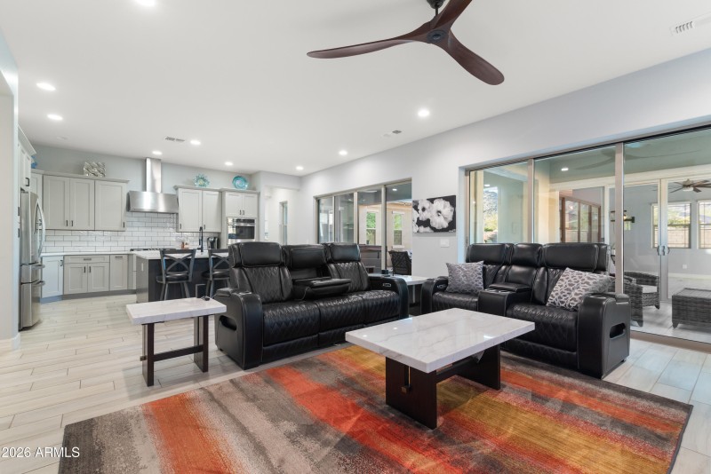 40_20942 w college drive-40