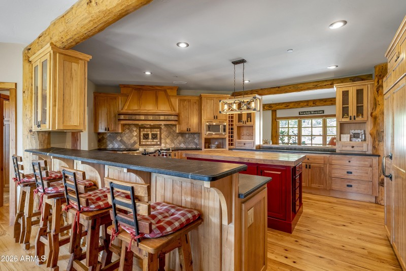 Kitchen with breakfast bar