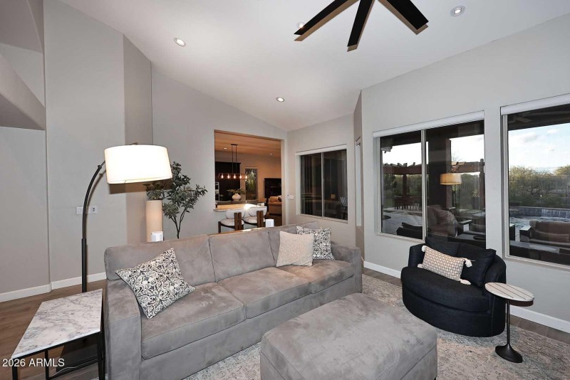 Open flow to kitchen