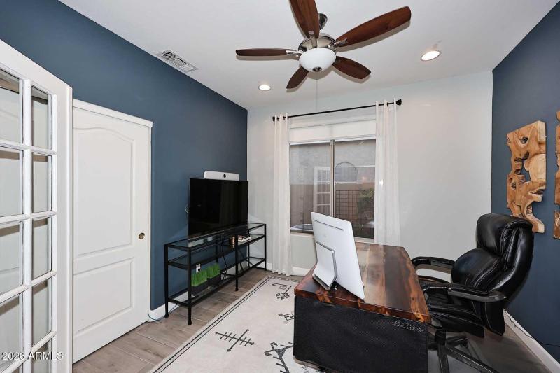 Home office or 4th bedroom with closet