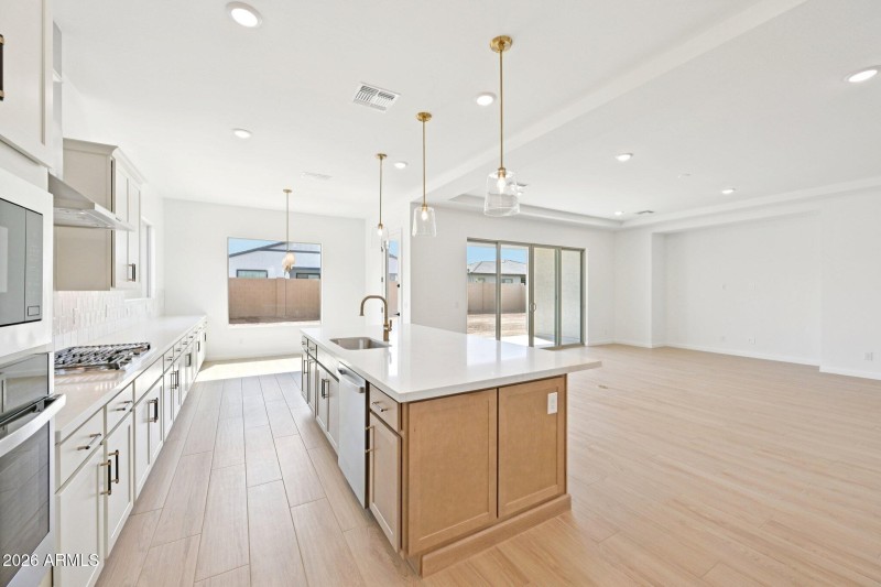 18-web-or-mls-E Twin Acres Dr-S1103-018