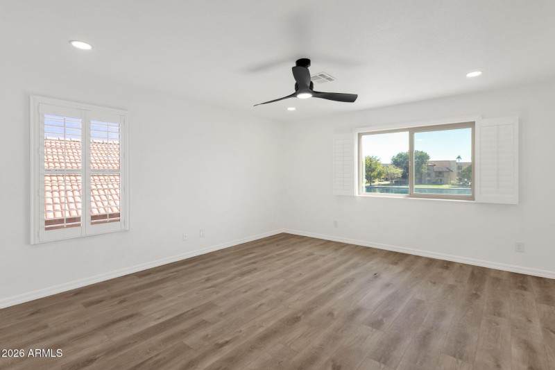 LAKE-FACING EN-SUITE PRIMAY BEDROOM